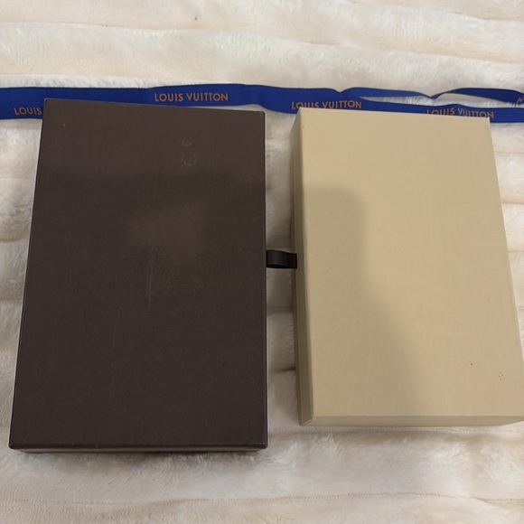 Louis Vuitton Box 8.5x5.5 and brand new ribbon! - Picture 4 of 6